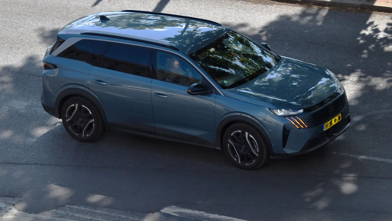 Peugeot e-5008