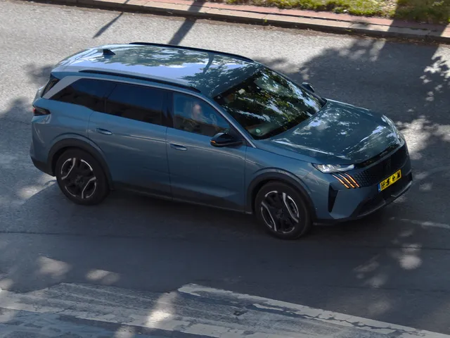Peugeot e-5008